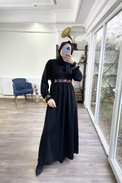 Bel ve kol nakışlı elbise