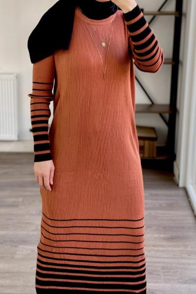 Fitilli kol ve etek ucu şeritli elbise