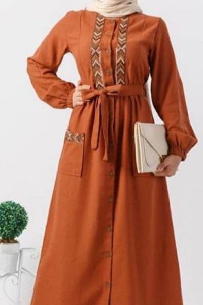 PNK 423  CEP VE YAKA İŞLEMELİ ELBİSE  TARÇIN