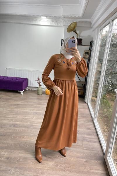 Yaka nakışlı örme krep elbise